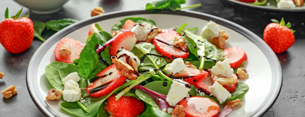 Letní salát se špenátem a jahodami